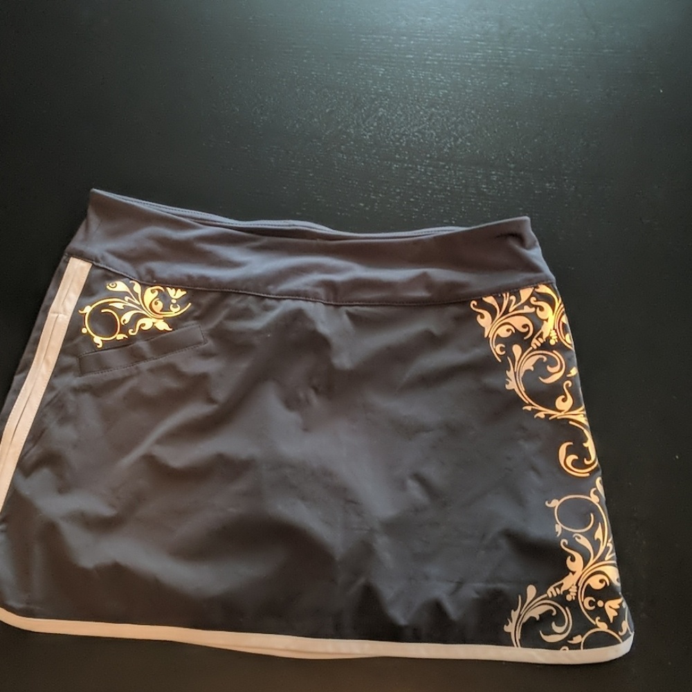 Athleta size 6 skirt shorts underneath